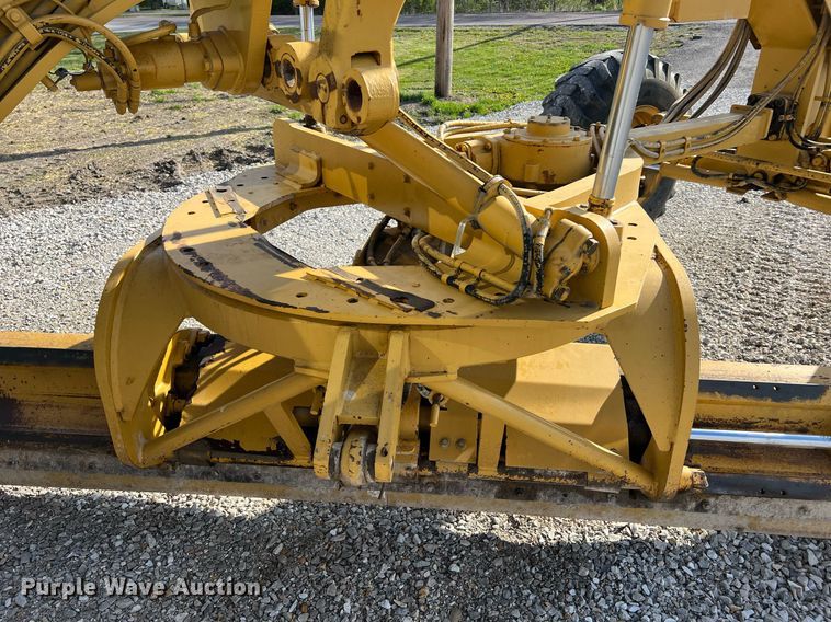 image for item LI9614 2005 Caterpillar 140H  motor grader