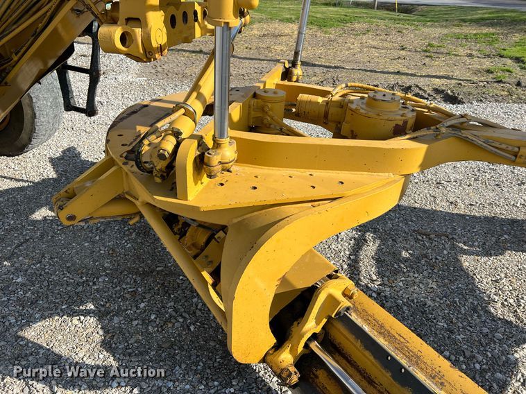 image for item LI9614 2005 Caterpillar 140H  motor grader