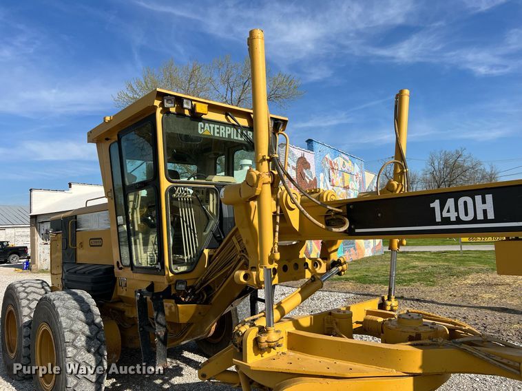 image for item LI9614 2005 Caterpillar 140H  motor grader