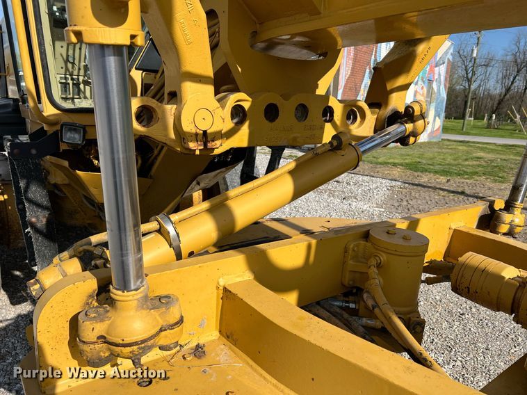 image for item LI9614 2005 Caterpillar 140H  motor grader