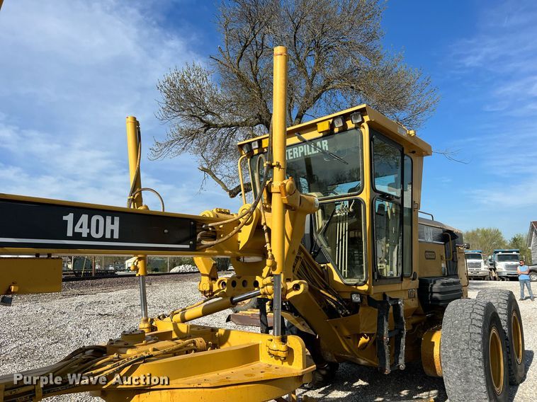 image for item LI9614 2005 Caterpillar 140H  motor grader