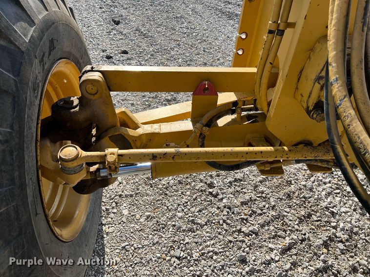 image for item LI9614 2005 Caterpillar 140H  motor grader