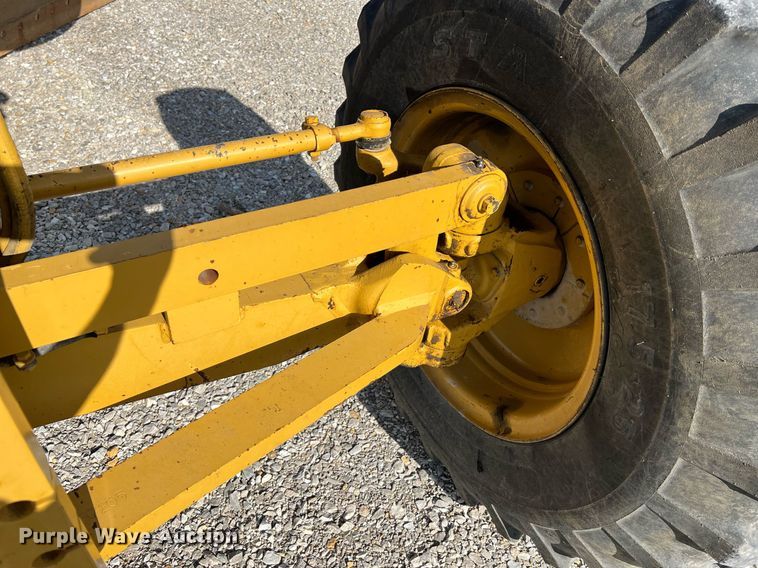 image for item LI9614 2005 Caterpillar 140H  motor grader