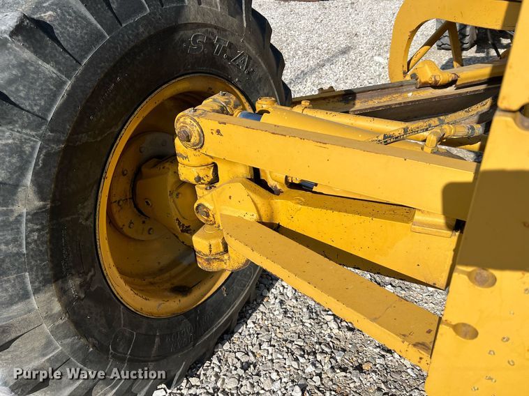 image for item LI9614 2005 Caterpillar 140H  motor grader