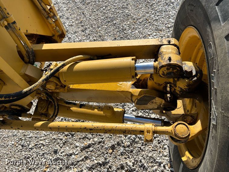 image for item LI9614 2005 Caterpillar 140H  motor grader