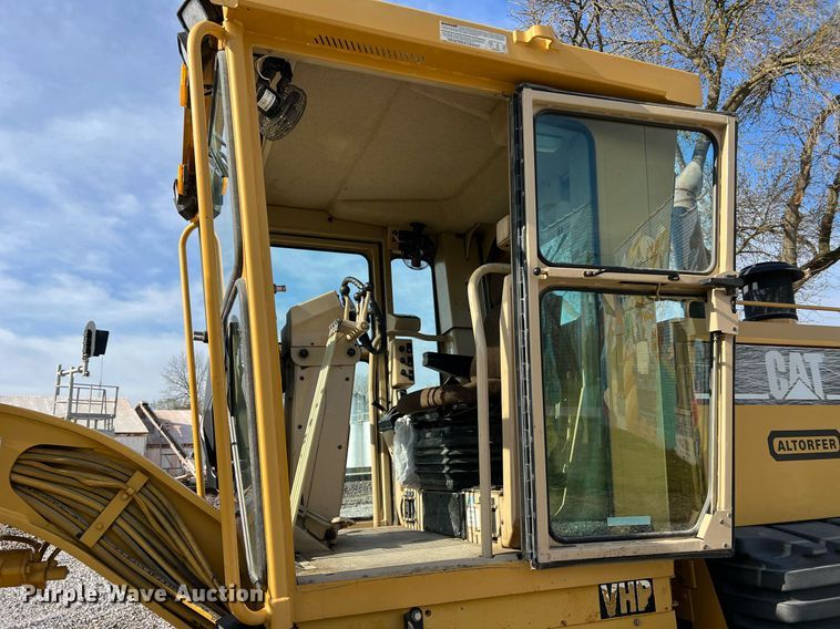 image for item LI9614 2005 Caterpillar 140H  motor grader