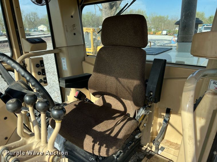 image for item LI9614 2005 Caterpillar 140H  motor grader