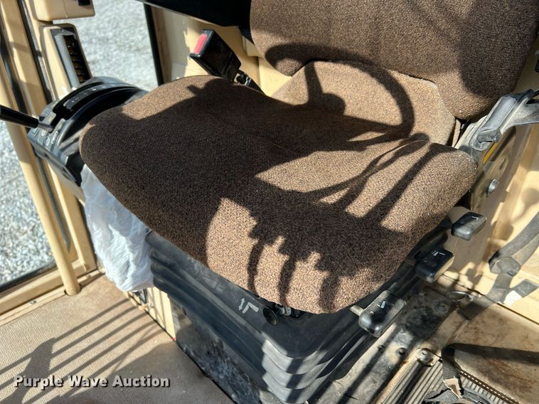 image for item LI9614 2005 Caterpillar 140H  motor grader