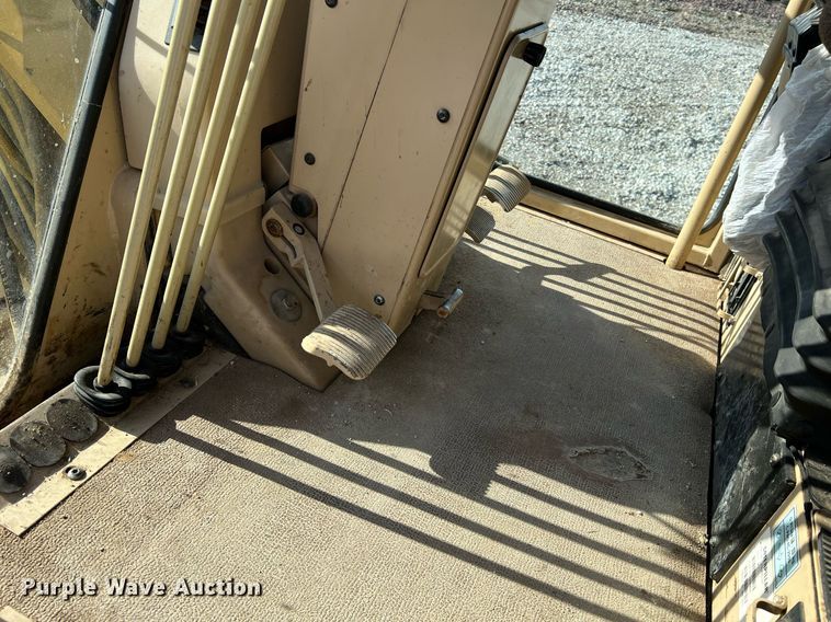 image for item LI9614 2005 Caterpillar 140H  motor grader