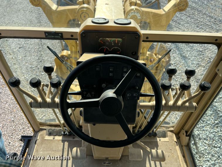 image for item LI9614 2005 Caterpillar 140H  motor grader