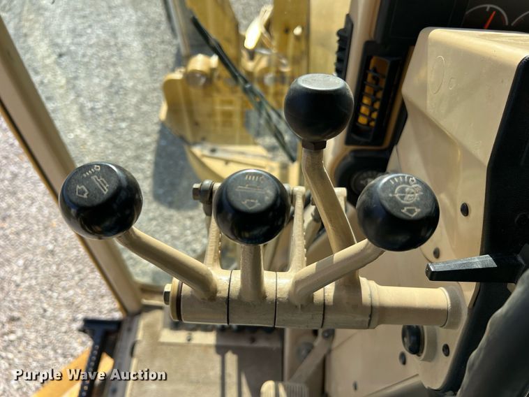 image for item LI9614 2005 Caterpillar 140H  motor grader