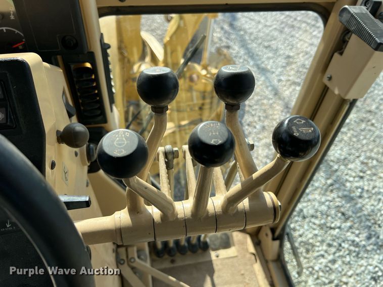 image for item LI9614 2005 Caterpillar 140H  motor grader