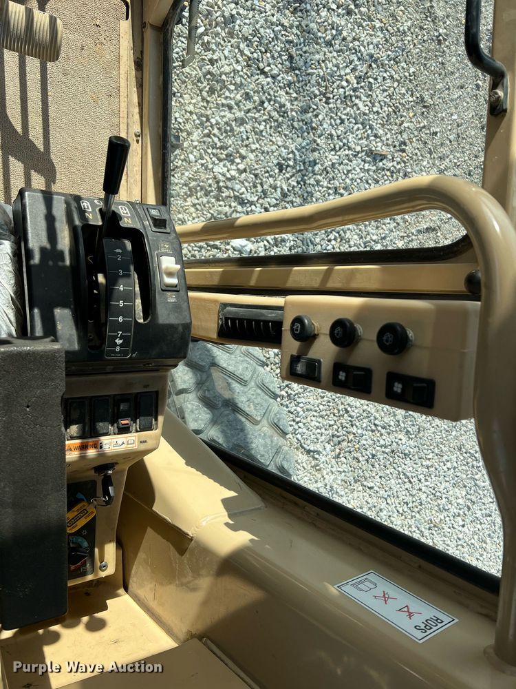 image for item LI9614 2005 Caterpillar 140H  motor grader