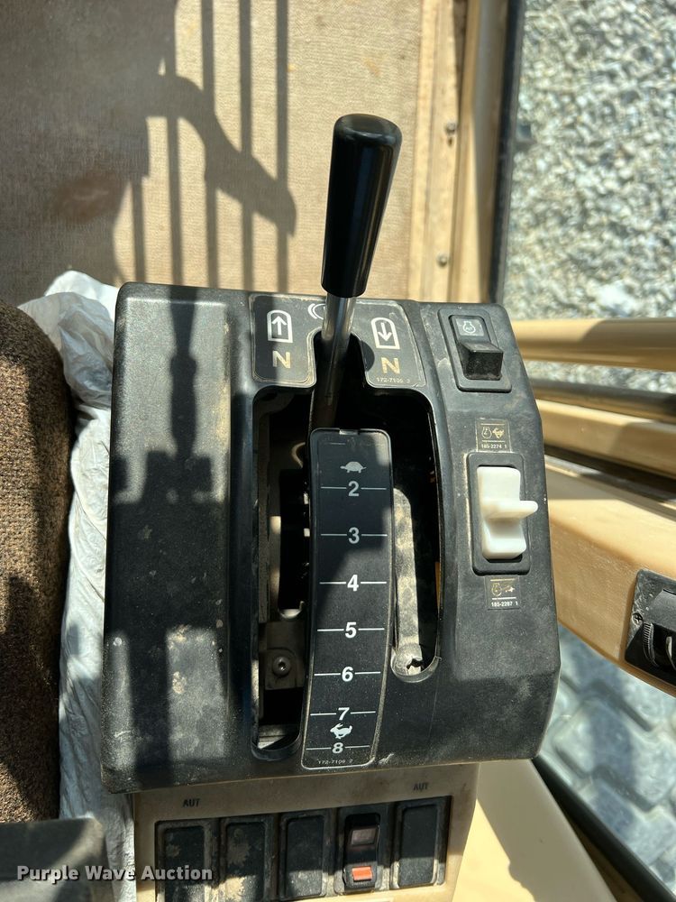 image for item LI9614 2005 Caterpillar 140H  motor grader