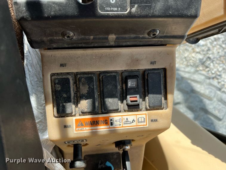 image for item LI9614 2005 Caterpillar 140H  motor grader