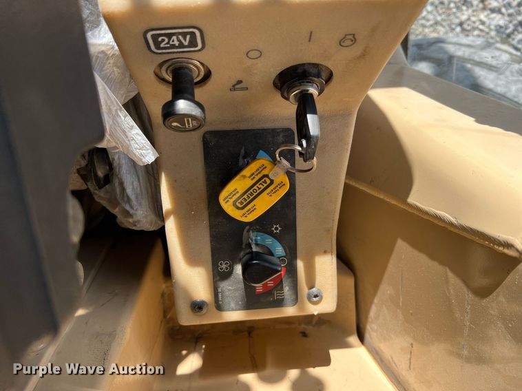 image for item LI9614 2005 Caterpillar 140H  motor grader