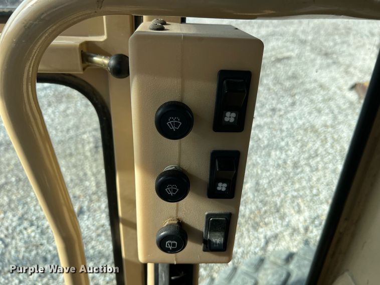 image for item LI9614 2005 Caterpillar 140H  motor grader