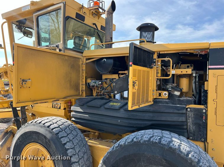 image for item LI9614 2005 Caterpillar 140H  motor grader