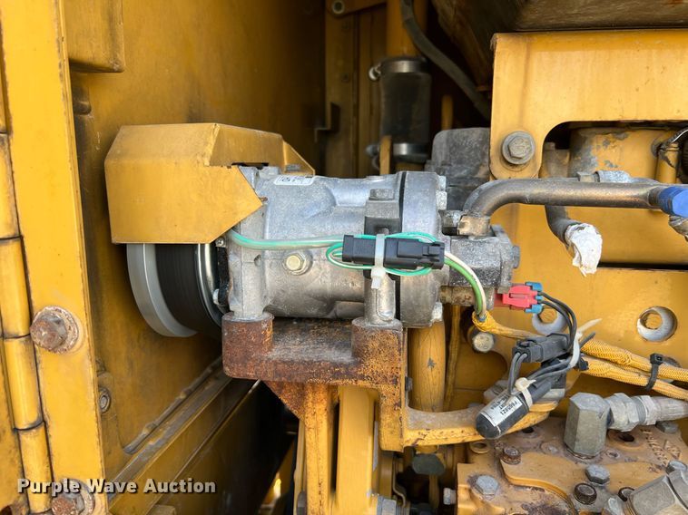 image for item LI9614 2005 Caterpillar 140H  motor grader