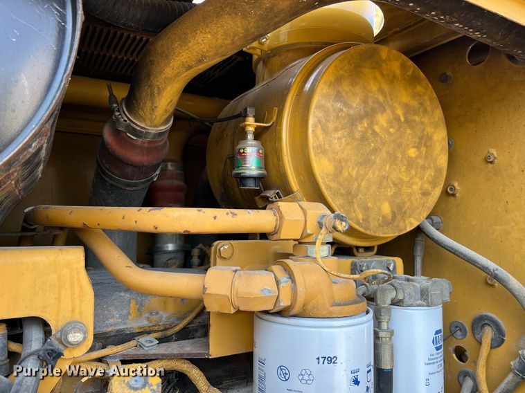 image for item LI9614 2005 Caterpillar 140H  motor grader