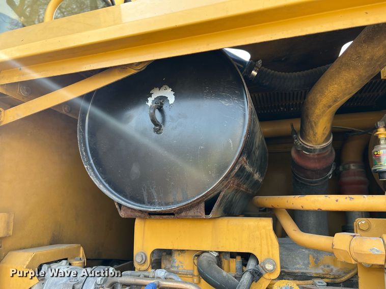 image for item LI9614 2005 Caterpillar 140H  motor grader
