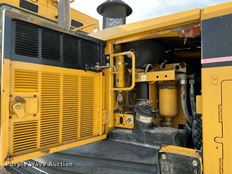 image for item LI9614 2005 Caterpillar 140H  motor grader