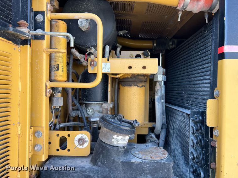 image for item LI9614 2005 Caterpillar 140H  motor grader