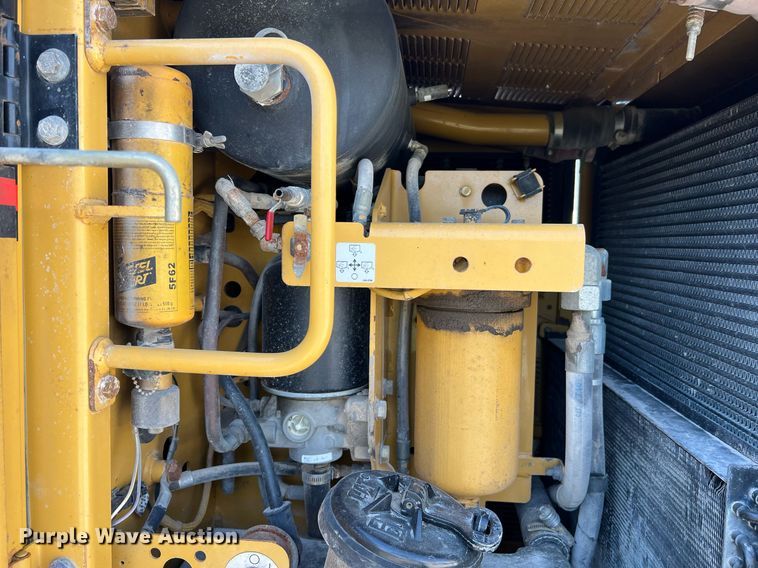 image for item LI9614 2005 Caterpillar 140H  motor grader