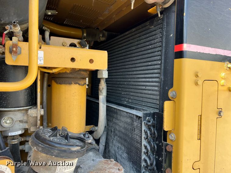 image for item LI9614 2005 Caterpillar 140H  motor grader