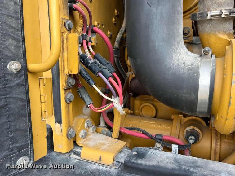 image for item LI9614 2005 Caterpillar 140H  motor grader