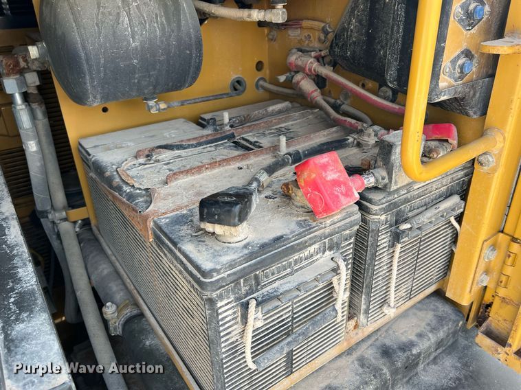 image for item LI9614 2005 Caterpillar 140H  motor grader