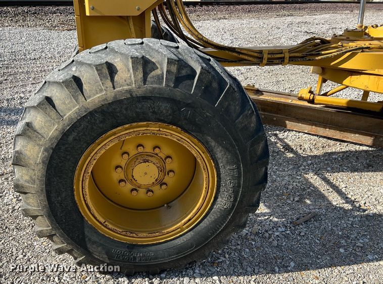 image for item LI9614 2005 Caterpillar 140H  motor grader