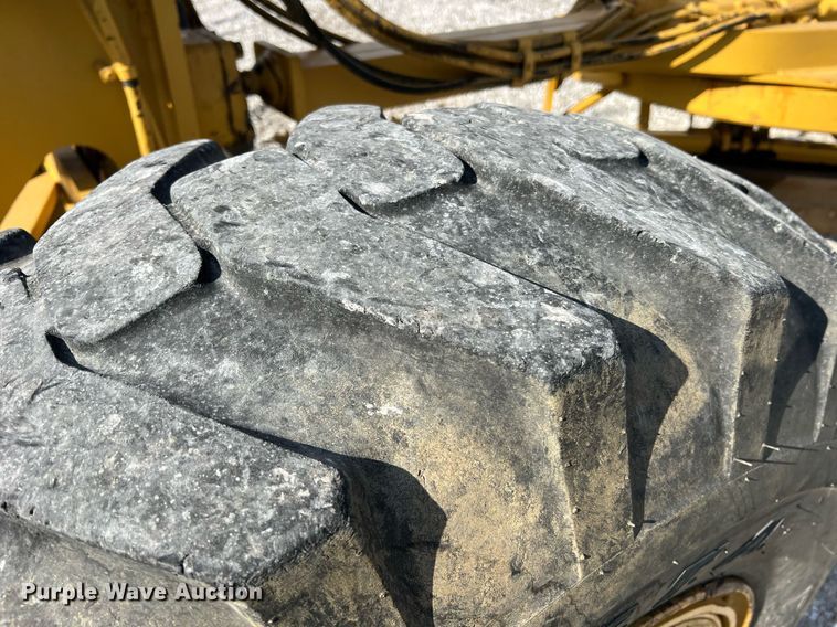 image for item LI9614 2005 Caterpillar 140H  motor grader