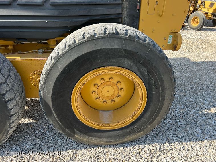 image for item LI9614 2005 Caterpillar 140H  motor grader