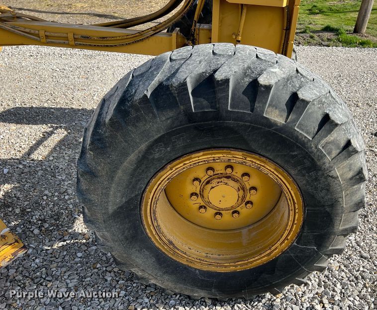 image for item LI9614 2005 Caterpillar 140H  motor grader