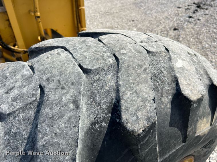 image for item LI9614 2005 Caterpillar 140H  motor grader