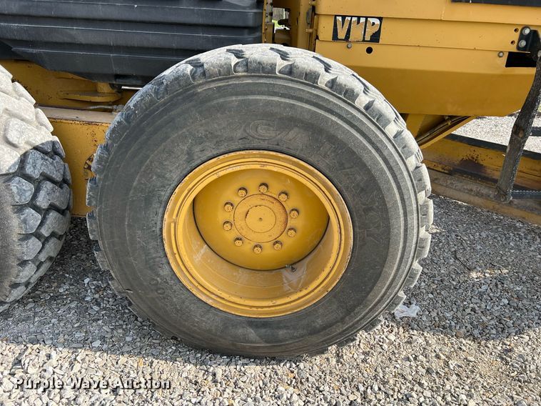 image for item LI9614 2005 Caterpillar 140H  motor grader