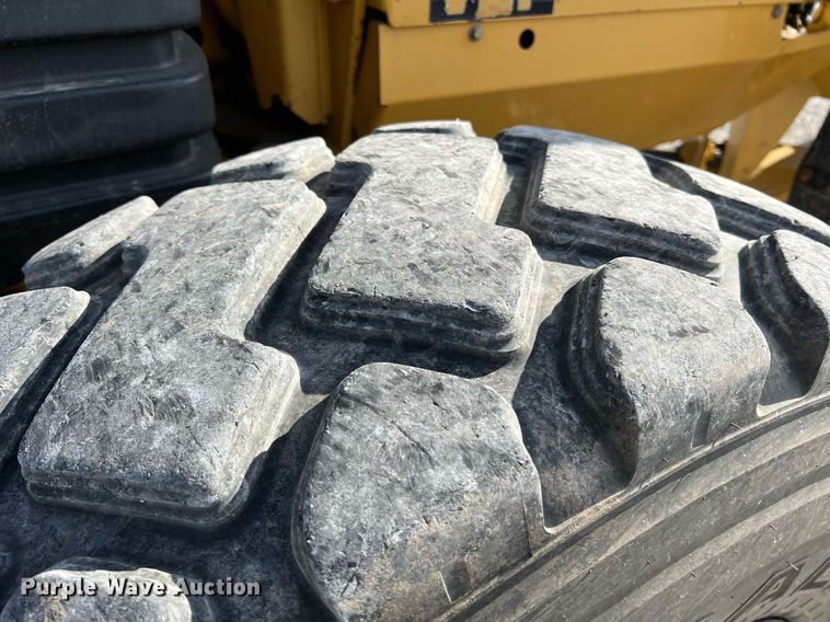 image for item LI9614 2005 Caterpillar 140H  motor grader