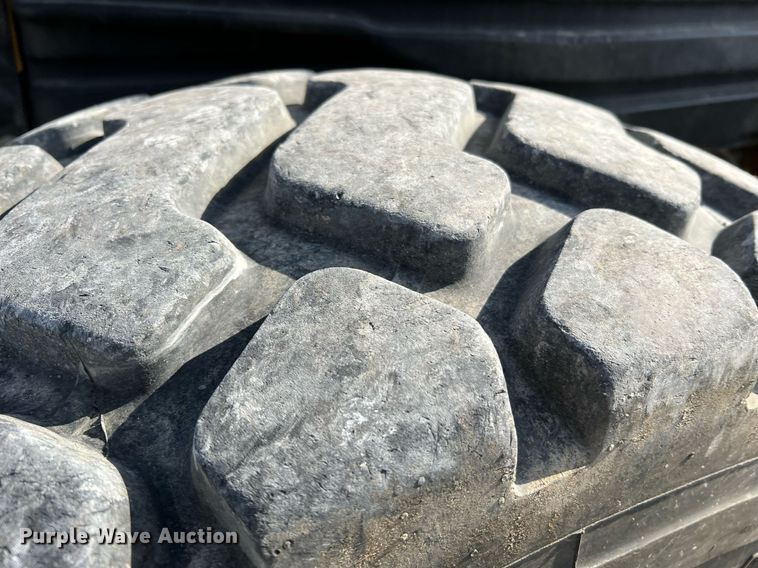 image for item LI9614 2005 Caterpillar 140H  motor grader