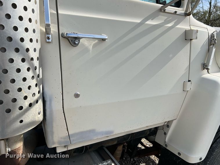 image for item LI9615 1985 Ford L9000  semi truck