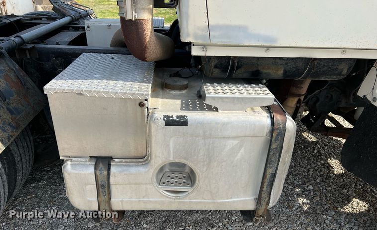 image for item LI9615 1985 Ford L9000  semi truck