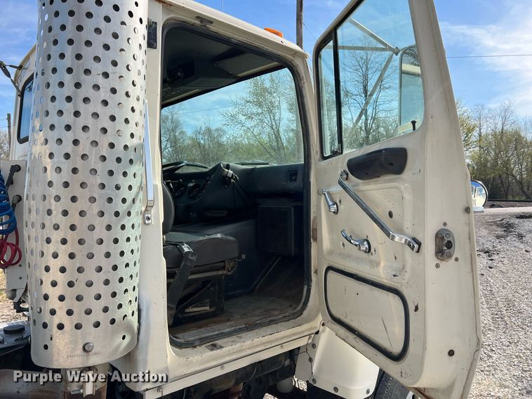 image for item LI9615 1985 Ford L9000  semi truck