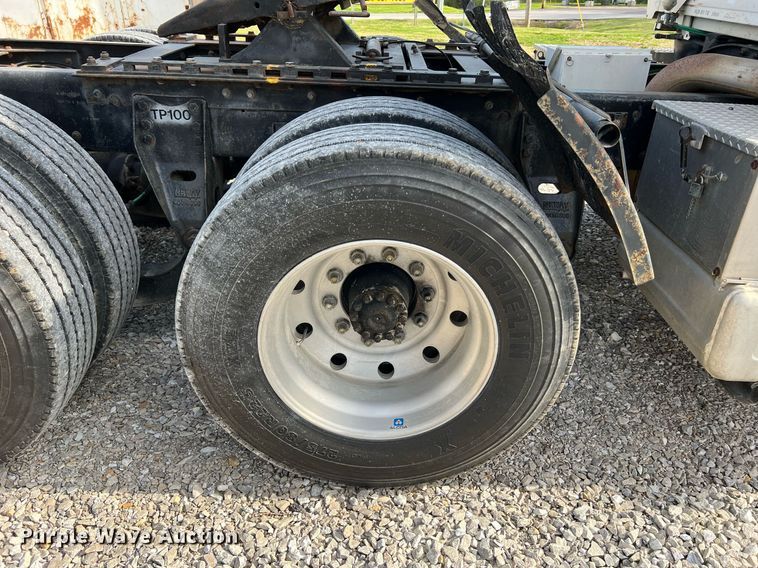 image for item LI9615 1985 Ford L9000  semi truck