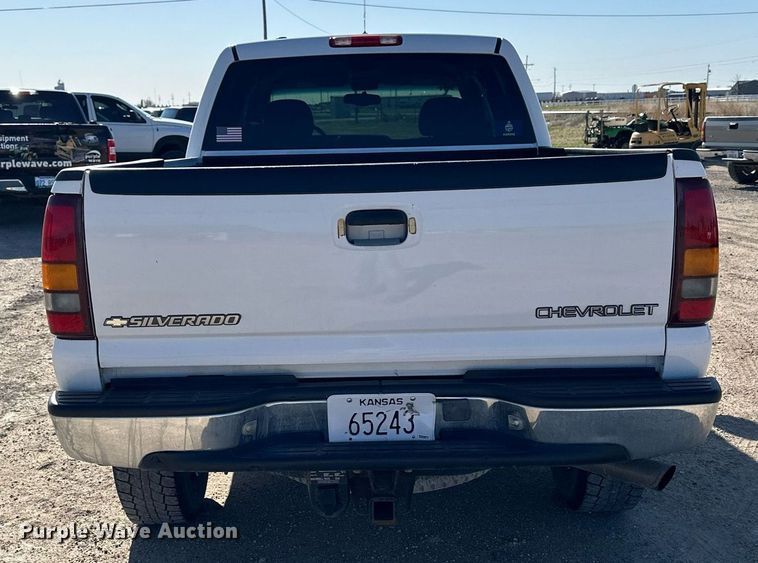 image for item LN9444 2001 Chevrolet Silverado 2500HD  Crew Cab pickup truck