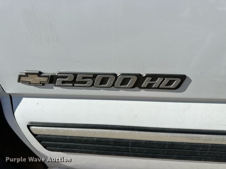 image for item LN9444 2001 Chevrolet Silverado 2500HD  Crew Cab pickup truck