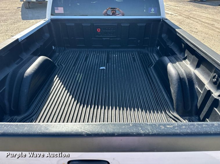 image for item LN9444 2001 Chevrolet Silverado 2500HD  Crew Cab pickup truck