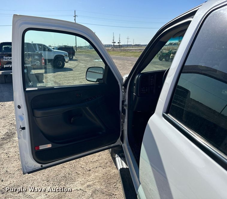 image for item LN9444 2001 Chevrolet Silverado 2500HD  Crew Cab pickup truck