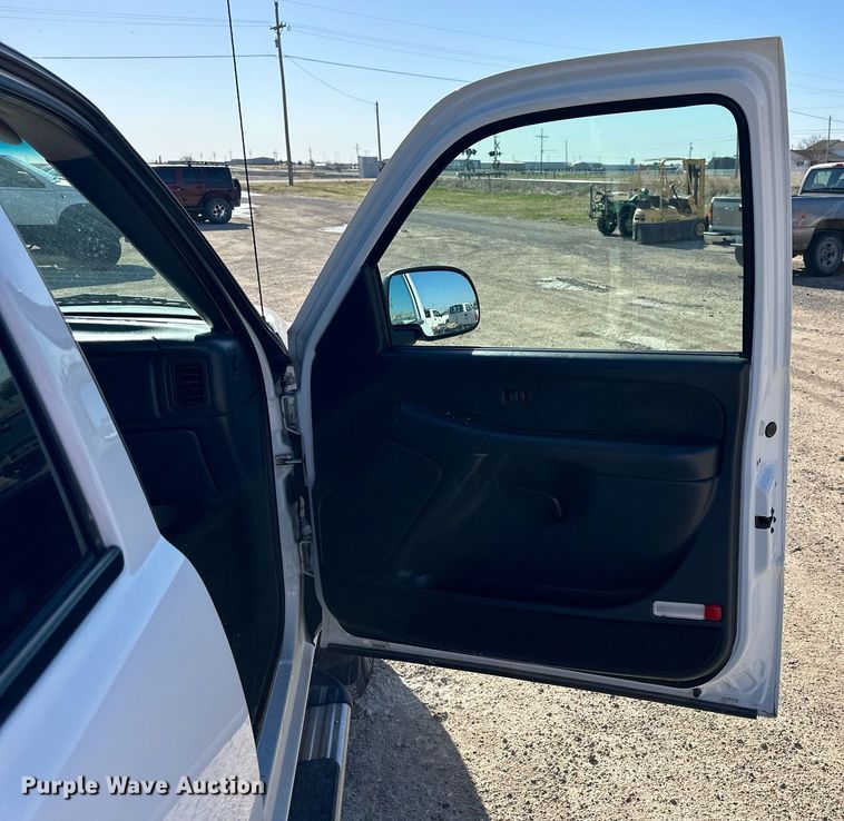 image for item LN9444 2001 Chevrolet Silverado 2500HD  Crew Cab pickup truck