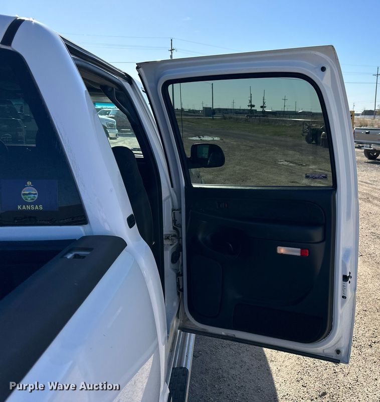 image for item LN9444 2001 Chevrolet Silverado 2500HD  Crew Cab pickup truck