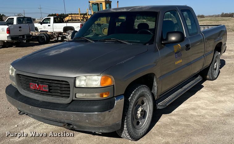 image for item LN9445 2000 GMC Sierra 1500  Ext. Cab pickup truck